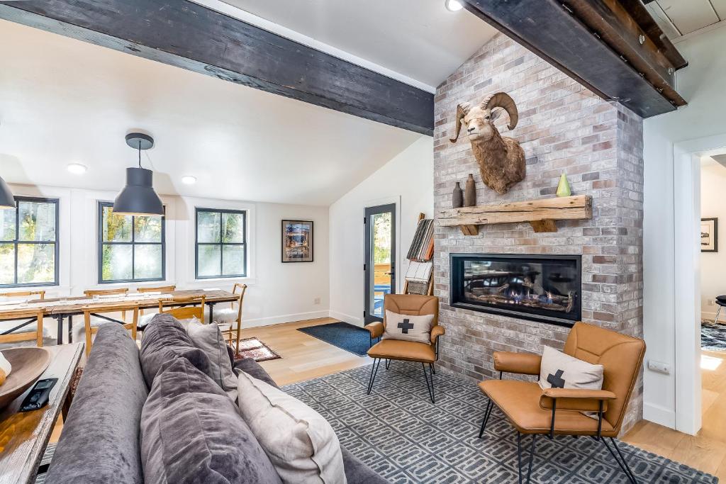 ein Wohnzimmer mit einem Sofa und einem Kamin in der Unterkunft Deer Park - Ski Ranches in Telluride