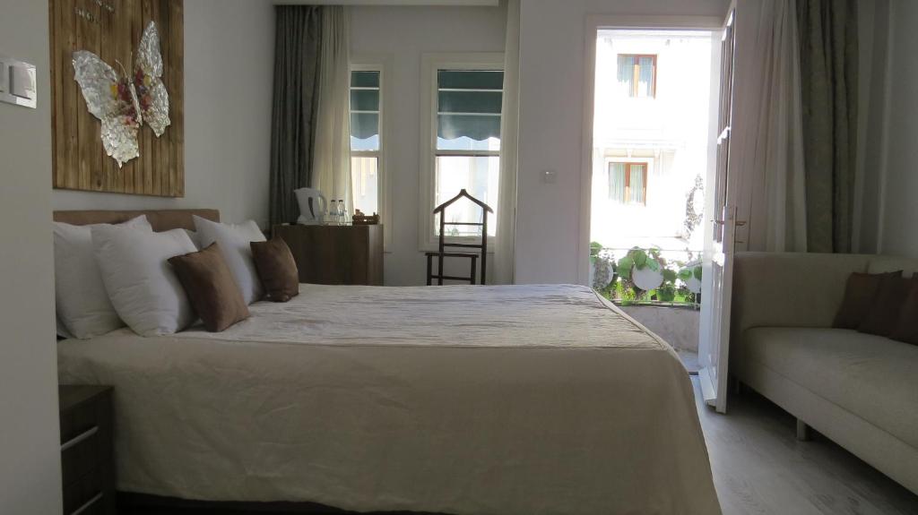 een slaapkamer met een groot bed en een bank bij Zeugma Hotel Sultanahmet in Istanbul