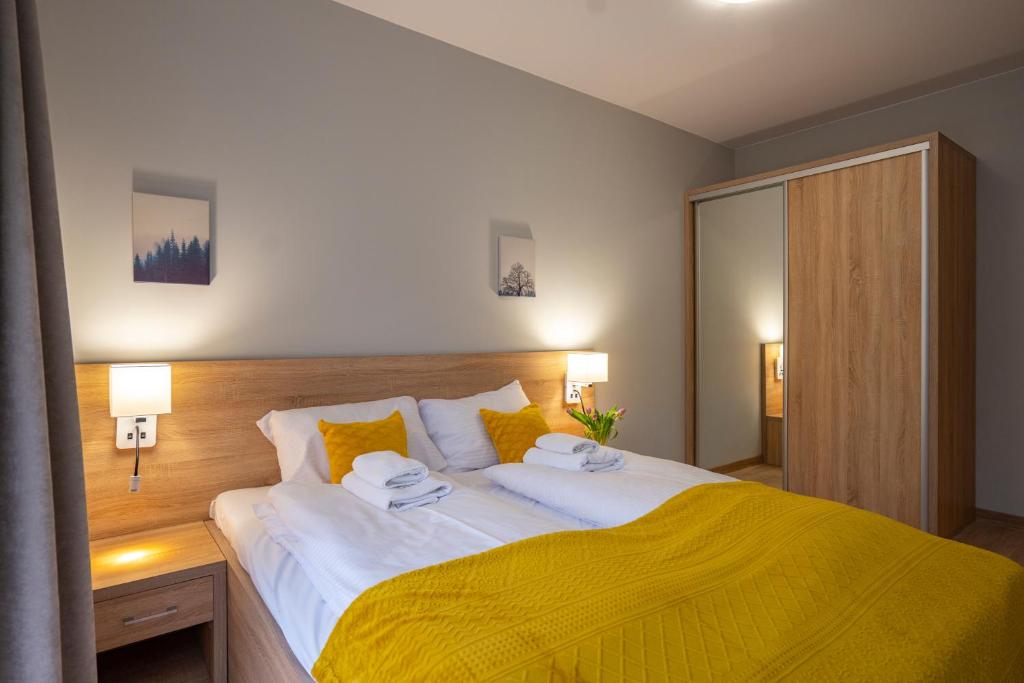 Postel nebo postele na pokoji v ubytování RentPlanet - Apartamenty Górna Resorts