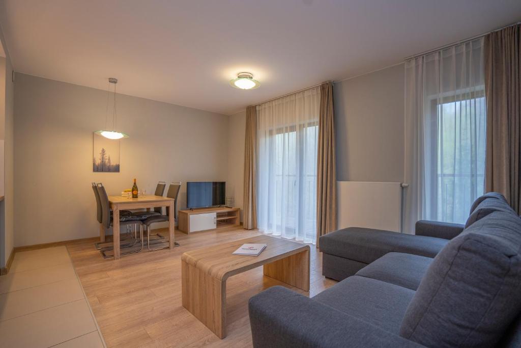 TV a/nebo společenská místnost v ubytování RentPlanet - Apartamenty Górna Resorts