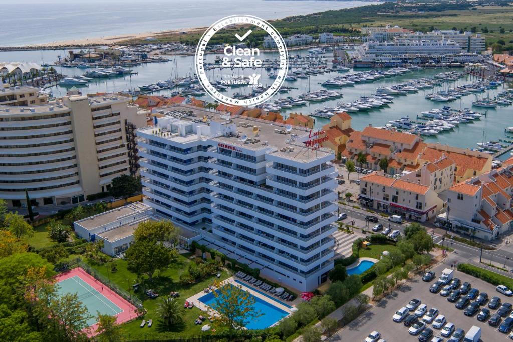 een uitzicht op een groot gebouw met een jachthaven bij Luna Olympus in Vilamoura