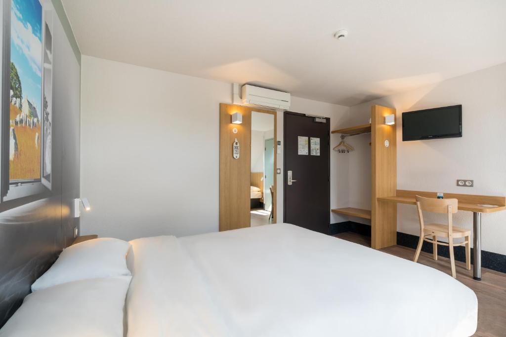 Postel nebo postele na pokoji v ubytování B&B HOTEL Auray Carnac