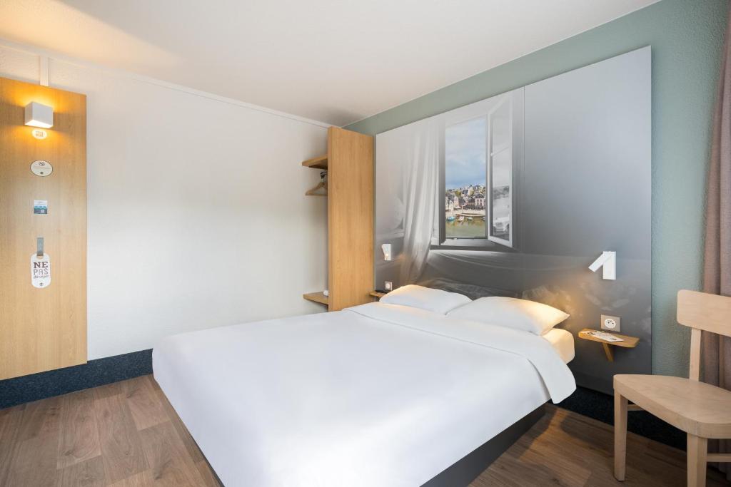 Postel nebo postele na pokoji v ubytování B&B HOTEL Auray Carnac