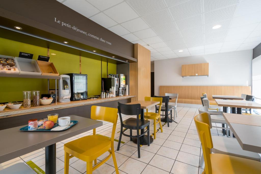 Kuchyň nebo kuchyňský kout v ubytování B&B HOTEL Auray Carnac