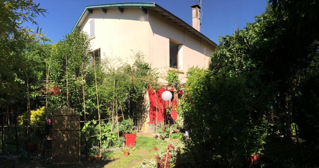 une maison avec un jardin en face dans l'établissement La Bulle dans le Palmier, à Toulouse