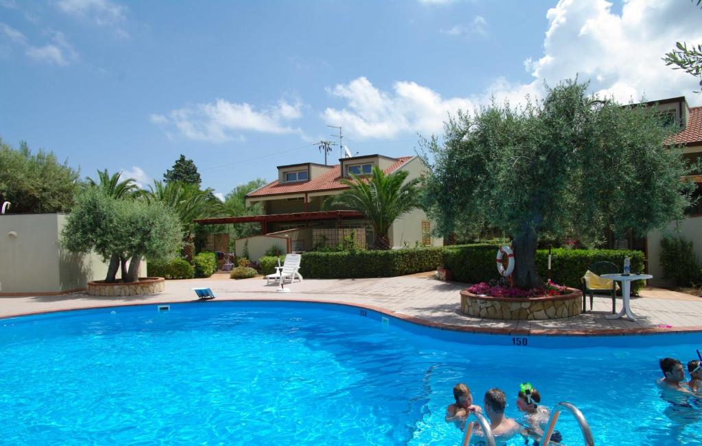 The swimming pool at or close to Residence Fontana Barone