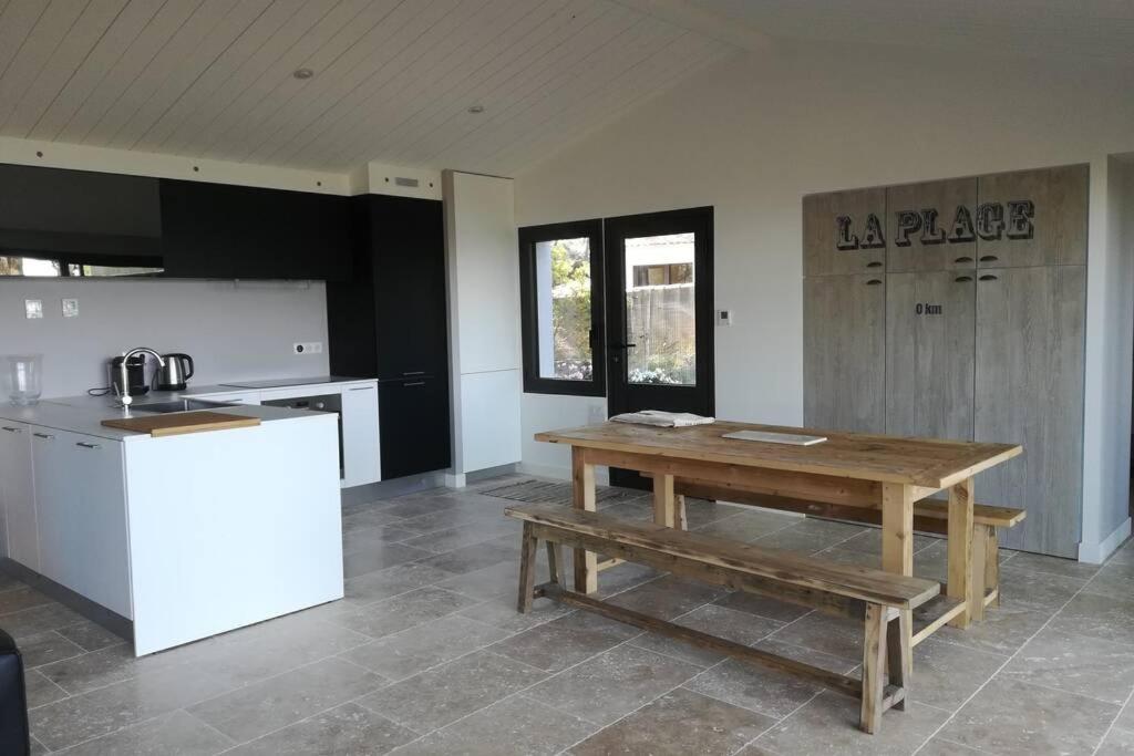 Kuchyň nebo kuchyňský kout v ubytování Villa Ile de Re avec acces mer du jardin