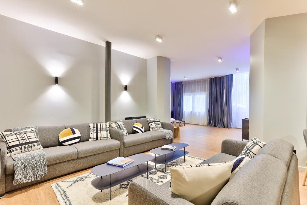 un salon avec deux canapés et une table dans l'établissement 124 - Urban Fabulous Flat, à Paris