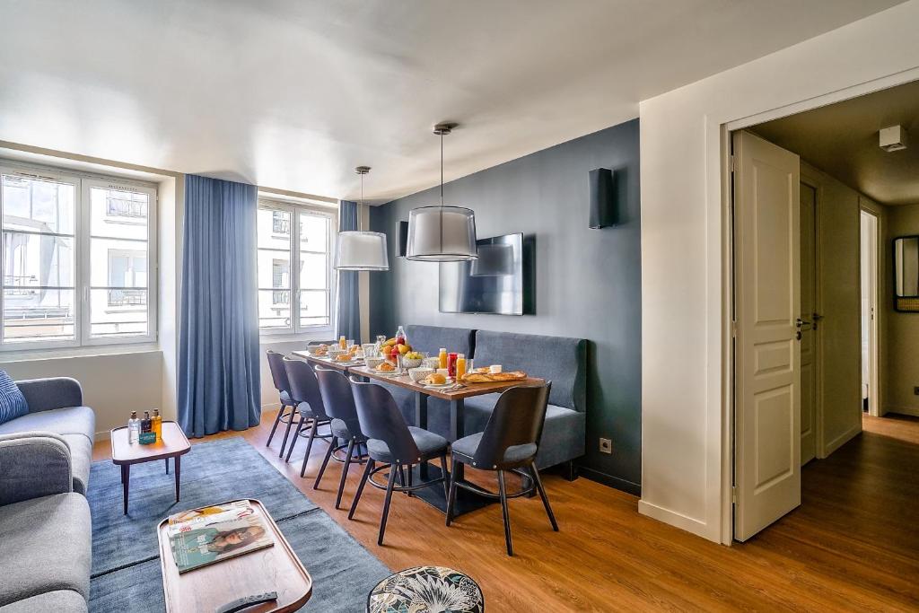 un soggiorno con tavolo lungo e sedie di 133 - Urban Amazing Flat Montorgueil a Parigi