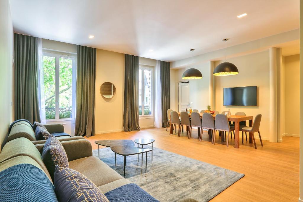 sala de estar con sofá y comedor en 119 - Urban Spacious Apartment Sebastopol, en París