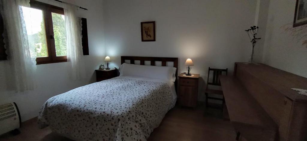 Postel nebo postele na pokoji v ubytování Les Eres de Gátova