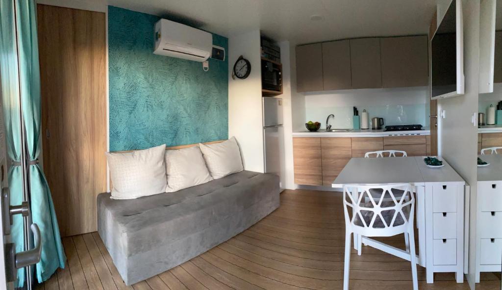 Kuchnia lub aneks kuchenny w obiekcie Mobile Home DIVINA Camp Porton Nature Hideouts
