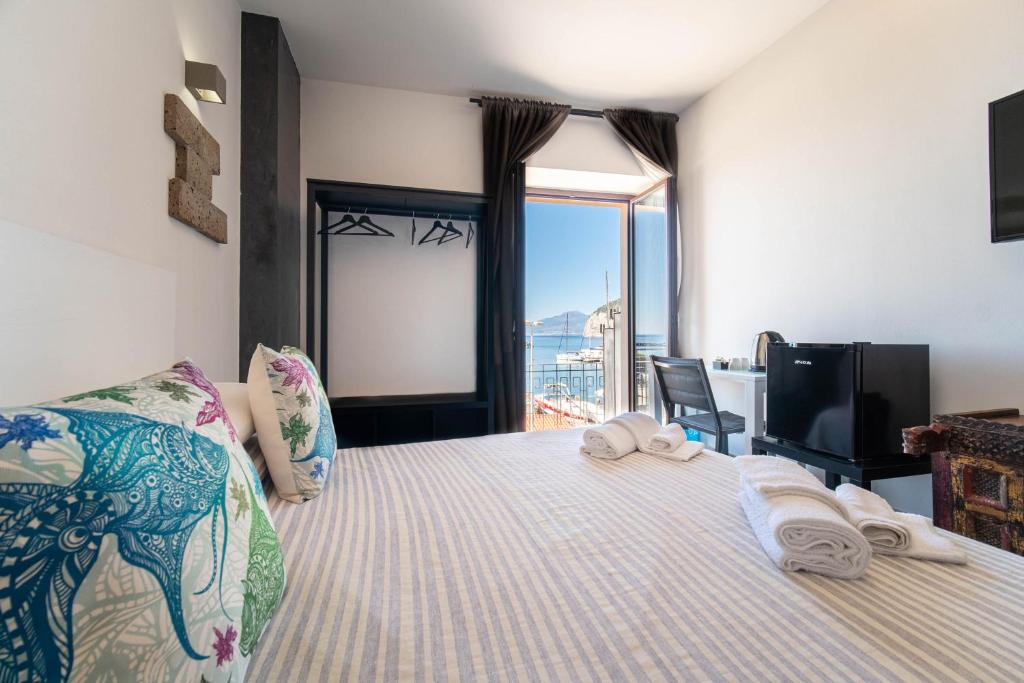 a bedroom with a bed with towels on it at Casa Nori in Piano di Sorrento