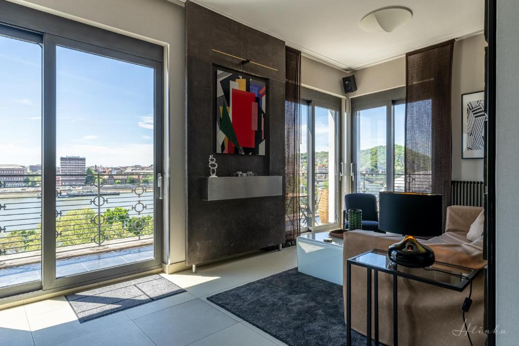 sala de estar con sofá y ventana grande en ORANGEHOMES 130 m2 APT with fantastic view to river Danube, en Budapest