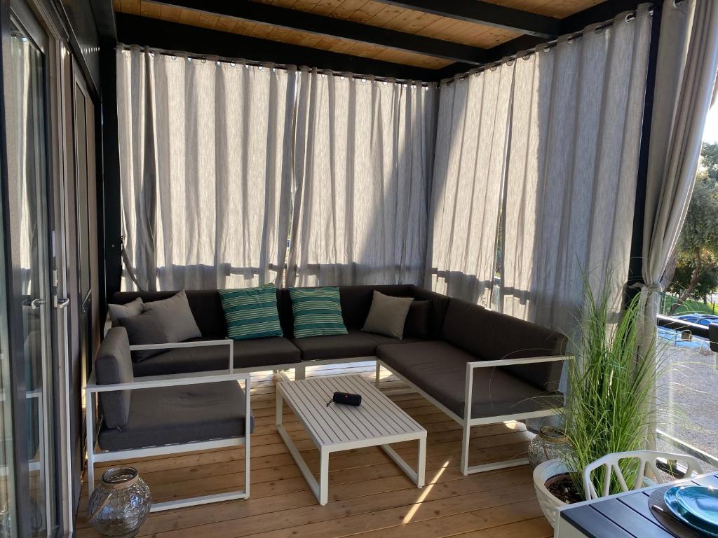Część wypoczynkowa w obiekcie Mobile Home DIVINA Camp Porton Nature Hideouts