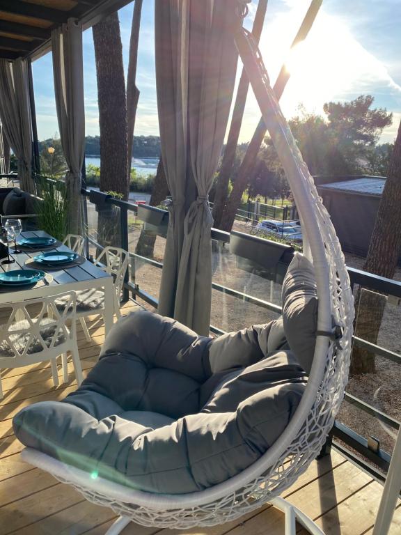 Balkon lub taras w obiekcie Mobile Home DIVINA Camp Porton Nature Hideouts