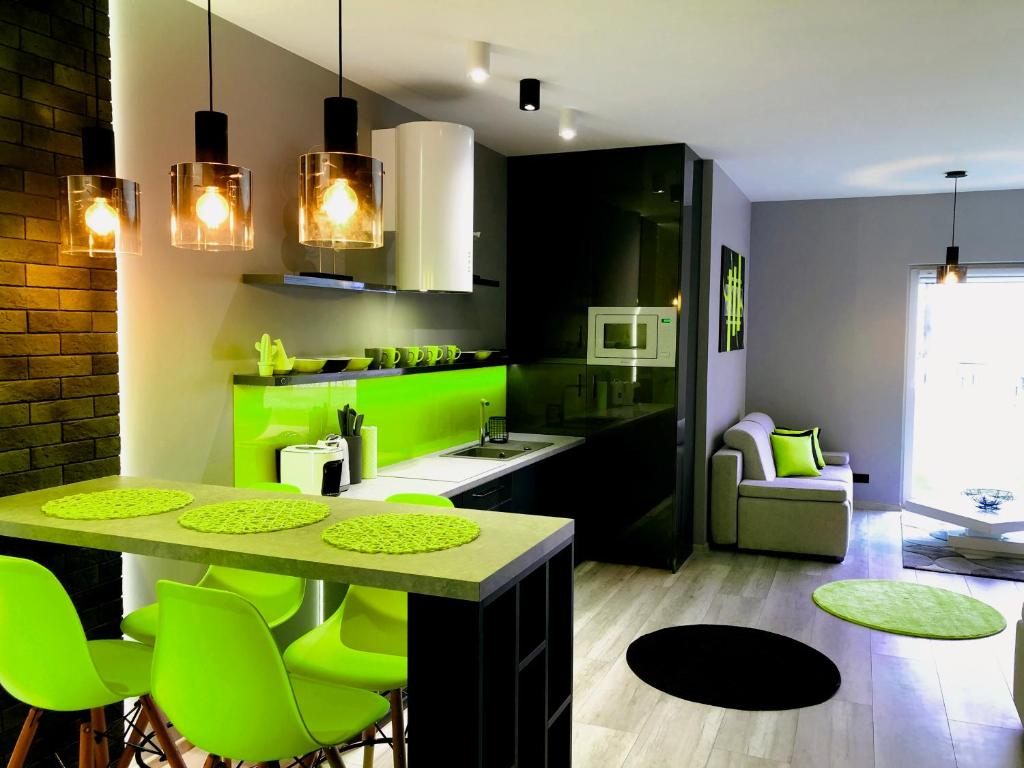Kuchyňa alebo kuchynka v ubytovaní APARTAMENT ELEGANCE GREEN w Nautica Resort