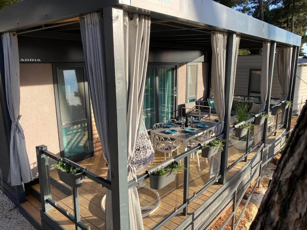 Balkon lub taras w obiekcie Mobile Home DIVINA Camp Porton Nature Hideouts