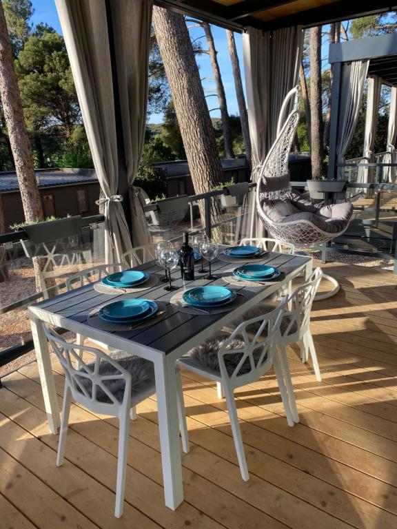 Restauracja lub miejsce do jedzenia w obiekcie Mobile Home DIVINA Camp Porton Nature Hideouts