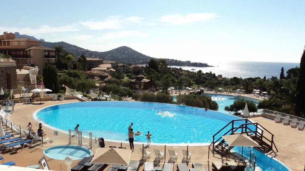 Piscina di Cap Esterel Mer Sport et Nature, dans village Pierres et Vacances o nelle vicinanze