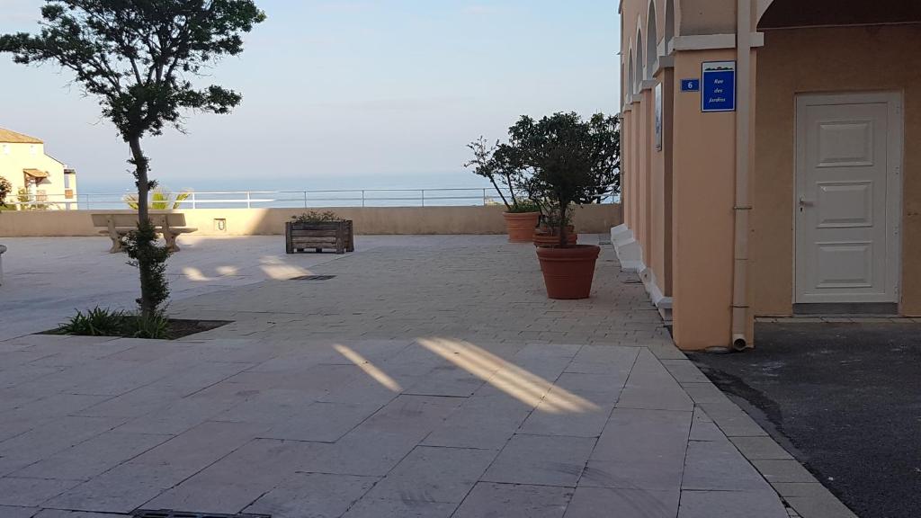 Vista generica sul mare o vista sul mare dall'interno dell'appartamento