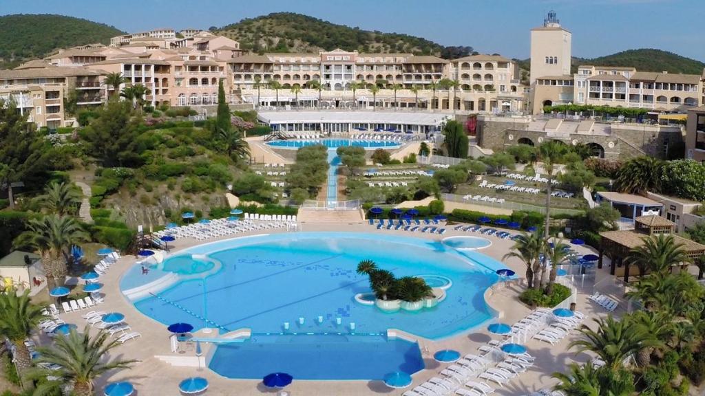 an overhead view of a pool at a resort at Cap Esterel village Pierre è Vacances - esprit Mer in Saint-Raphaël