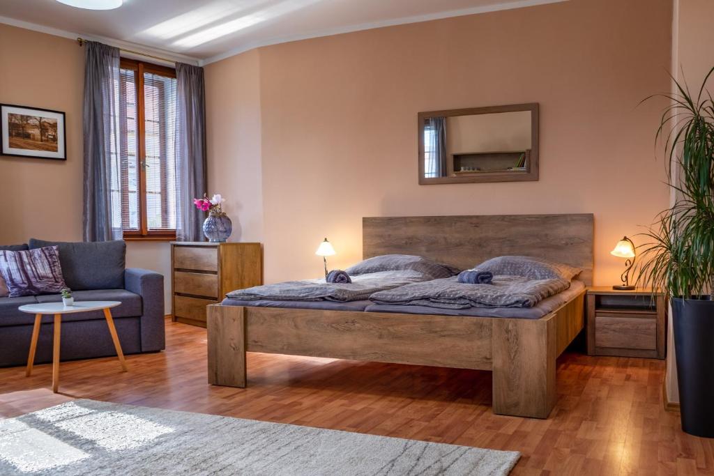 Postel nebo postele na pokoji v ubytování Apartmány V Mlýnské strouze