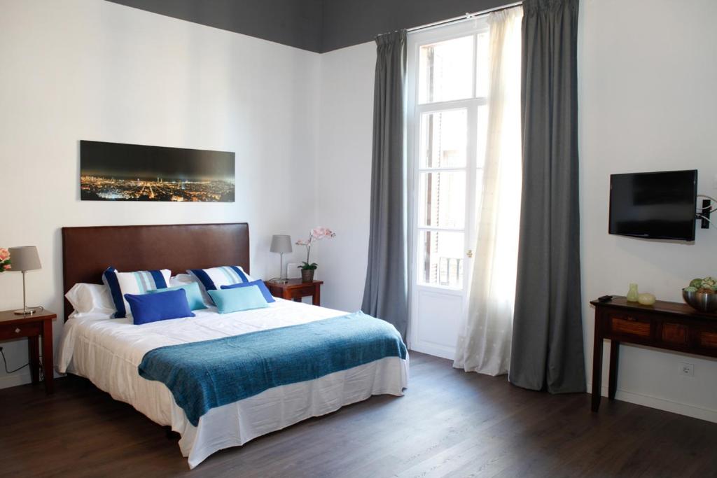 Posteľ alebo postele v izbe v ubytovaní Colom Apartments