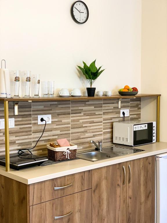 Kuchnia lub aneks kuchenny w obiekcie Aranykorona Apartmanház
