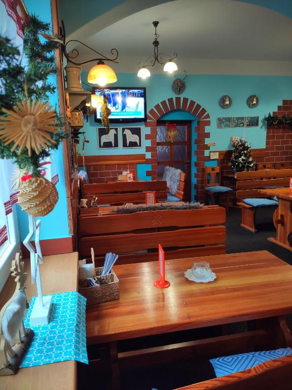 Reštaurácia alebo iné gastronomické zariadenie v ubytovaní Hotel Säntis