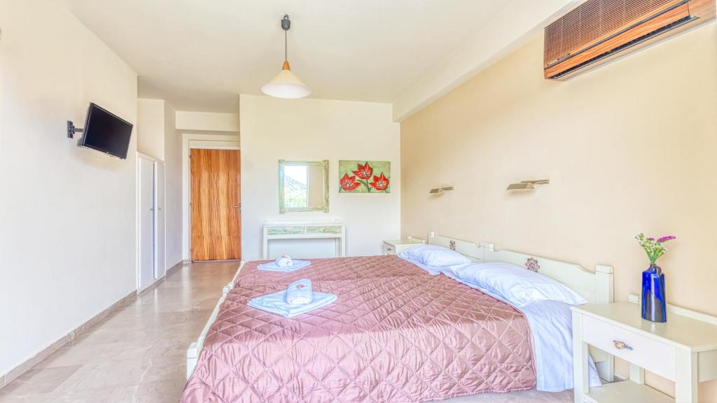 Łóżko lub łóżka w pokoju w obiekcie Akrotopi Apartments & Studios