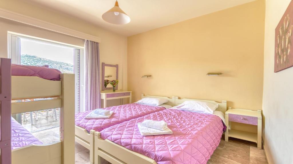 Łóżko lub łóżka w pokoju w obiekcie Akrotopi Apartments & Studios