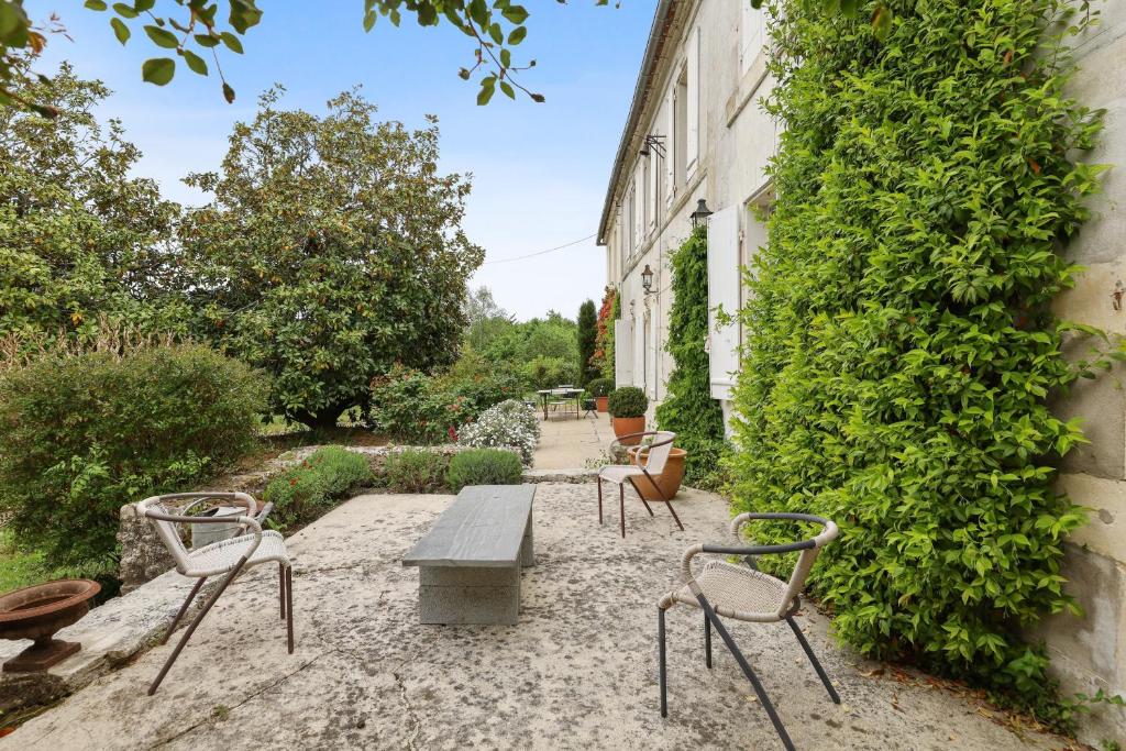Κήπος έξω από το Maison de charme à Julienne + grand jardin