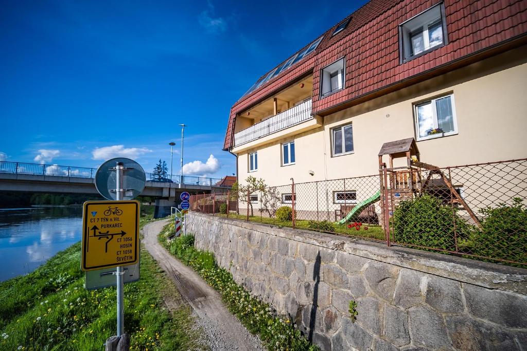 Budova, kde se apartmán nachází
