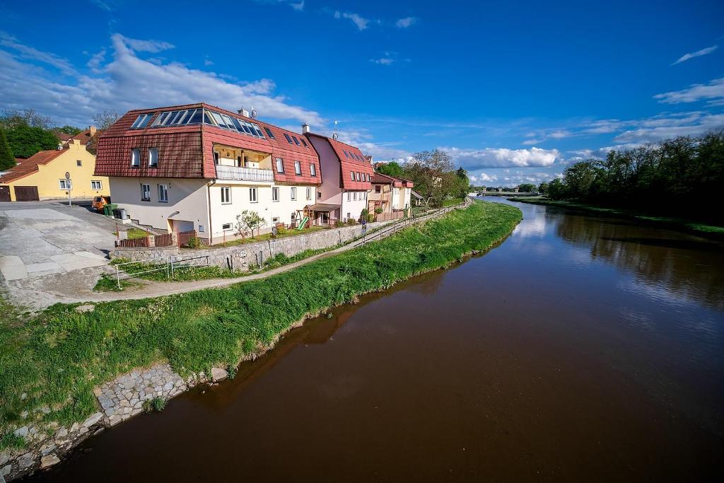Výhled na řeku, která protéká v blízkosti apartmánu