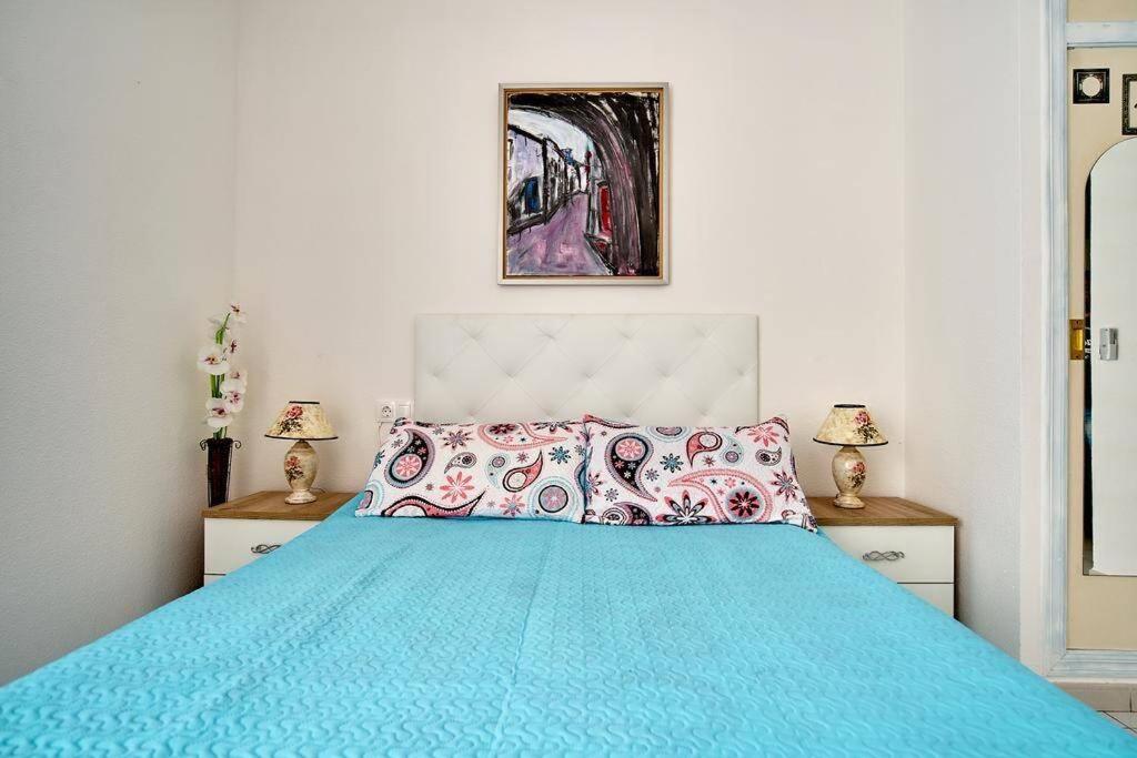 A bed or beds in a room at Cozy studio apartment near the beach