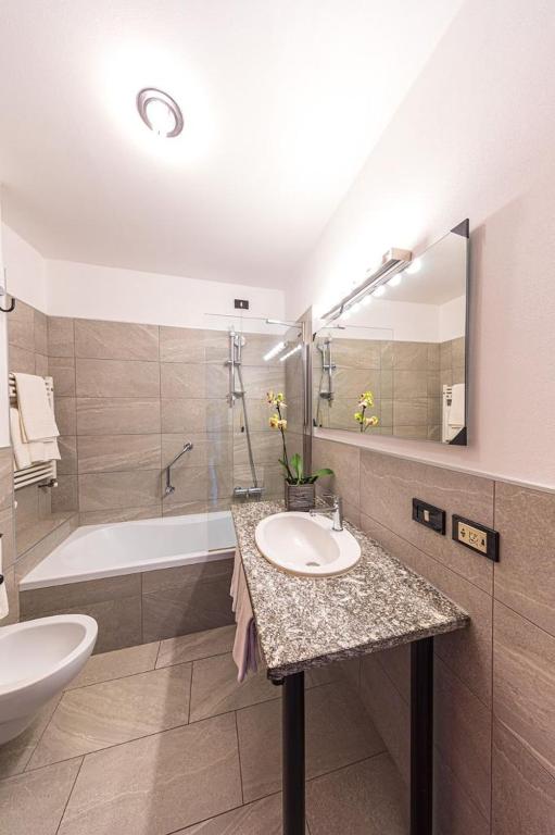 Koupelna v ubytování Intra Hotel