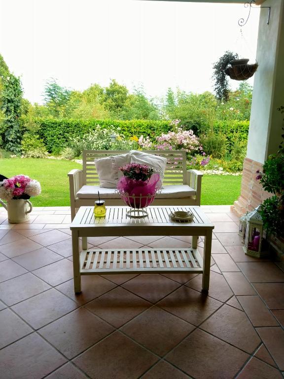 A garden outside B&B Il Cantico