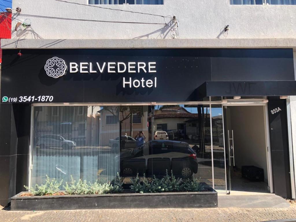 un edificio con un cartello che dice "Beehive Hotel" di Hotel Belvedere Araras - By UP Hotel - Fácil Acesso Hospital São Leopoldo e Faculdades ad Araras