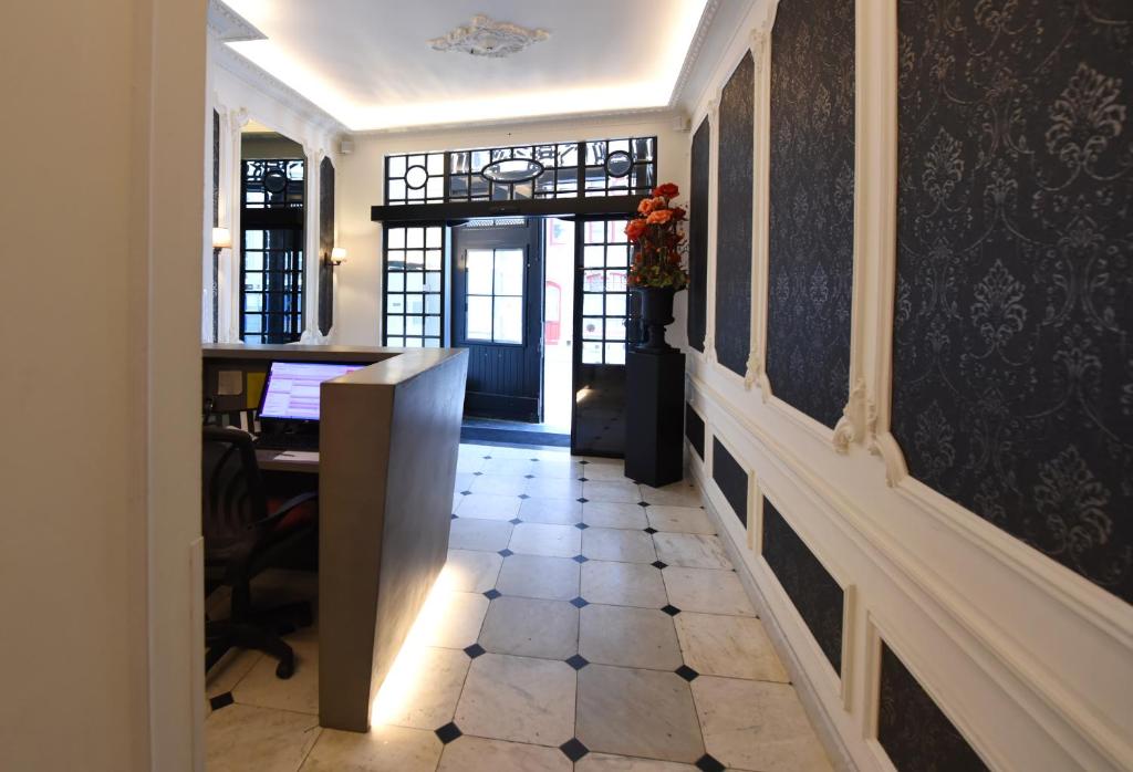 Una televisión o centro de entretenimiento en Hotel du Théâtre