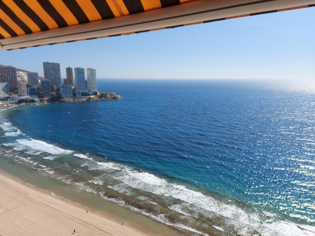 ein Blick auf das Meer vom Strand aus in der Unterkunft BENIDORM, Las Damas, primera línea de playa de Levante in Benidorm