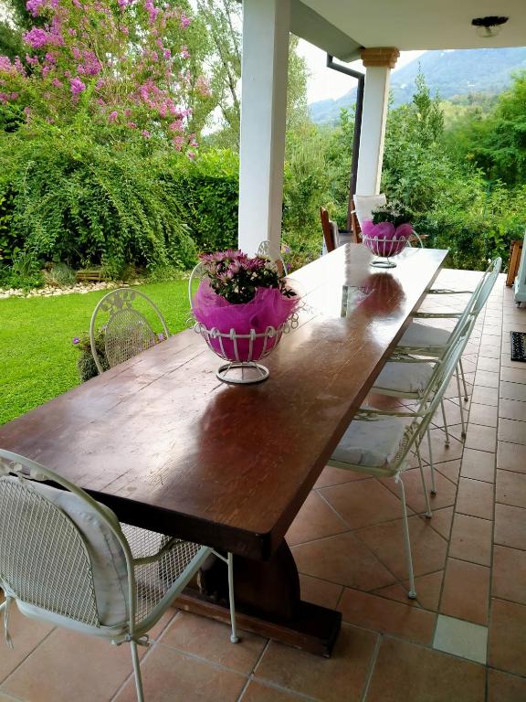A garden outside B&B Il Cantico