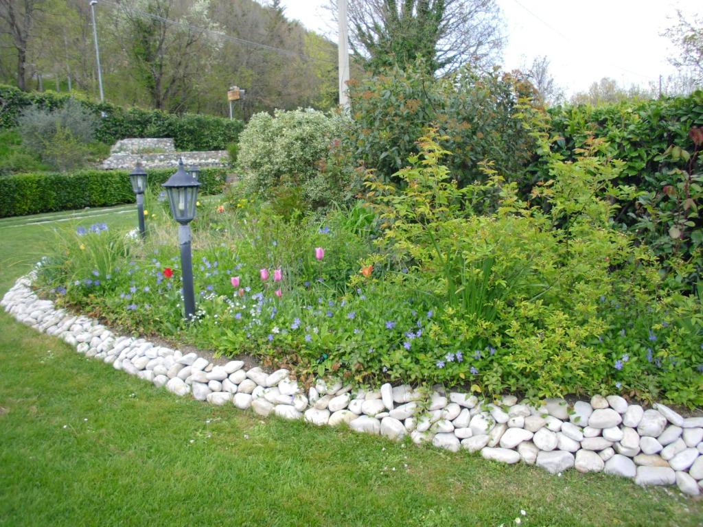 A garden outside B&B Il Cantico