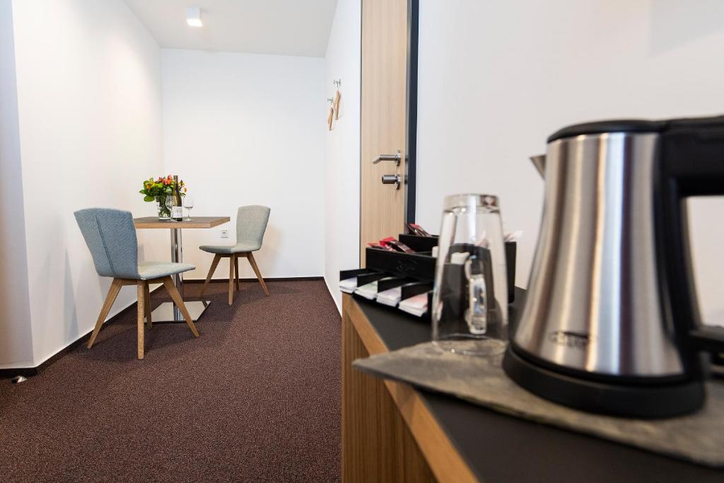 Příslušenství pro přípravu čaje a kávy v ubytování Hotel Kloster Eberbach