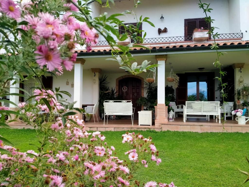 A garden outside B&B Il Cantico