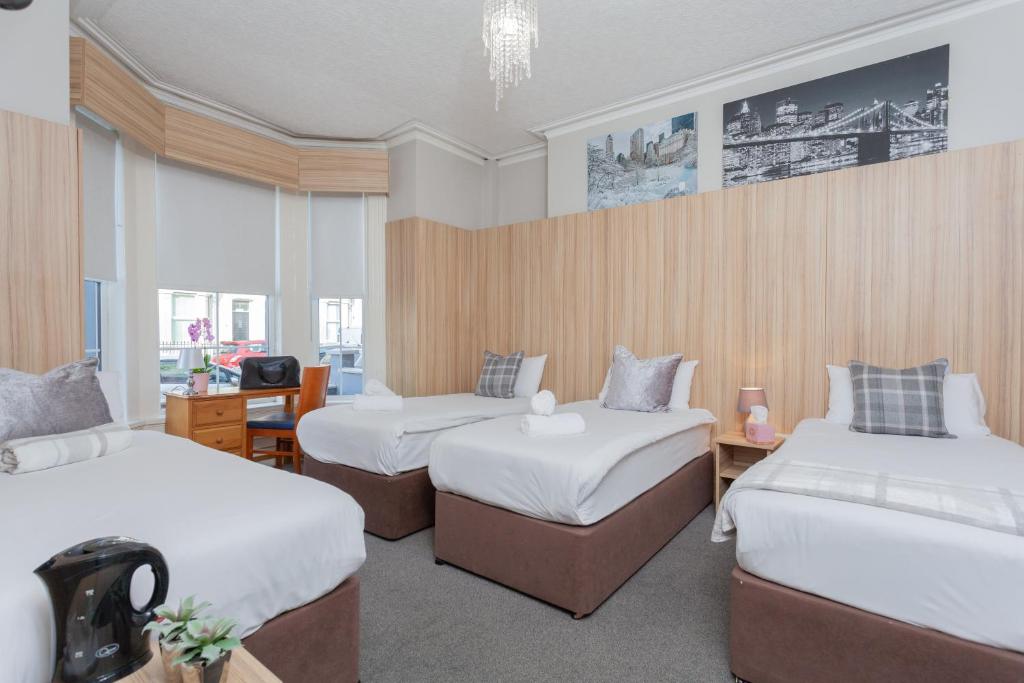 Кровать или кровати в номере Botanic Rest Queens Quarter