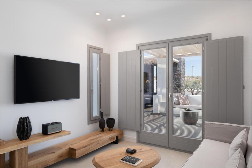 TV a/nebo společenská místnost v ubytování La Ponta Villas & Suites