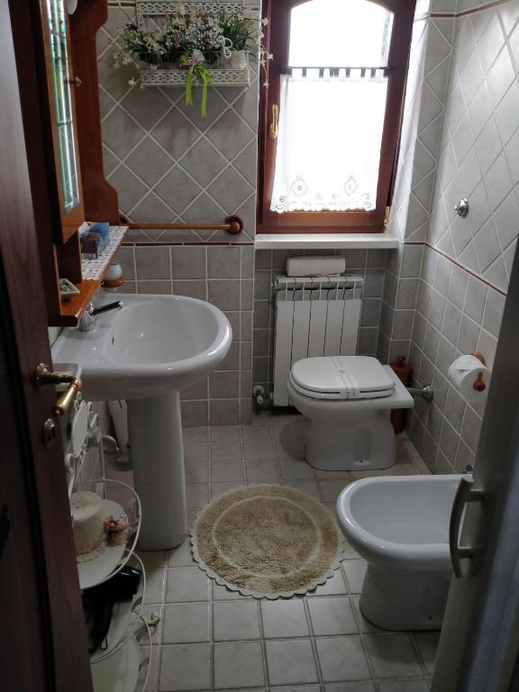 A bathroom at B&B Il Cantico