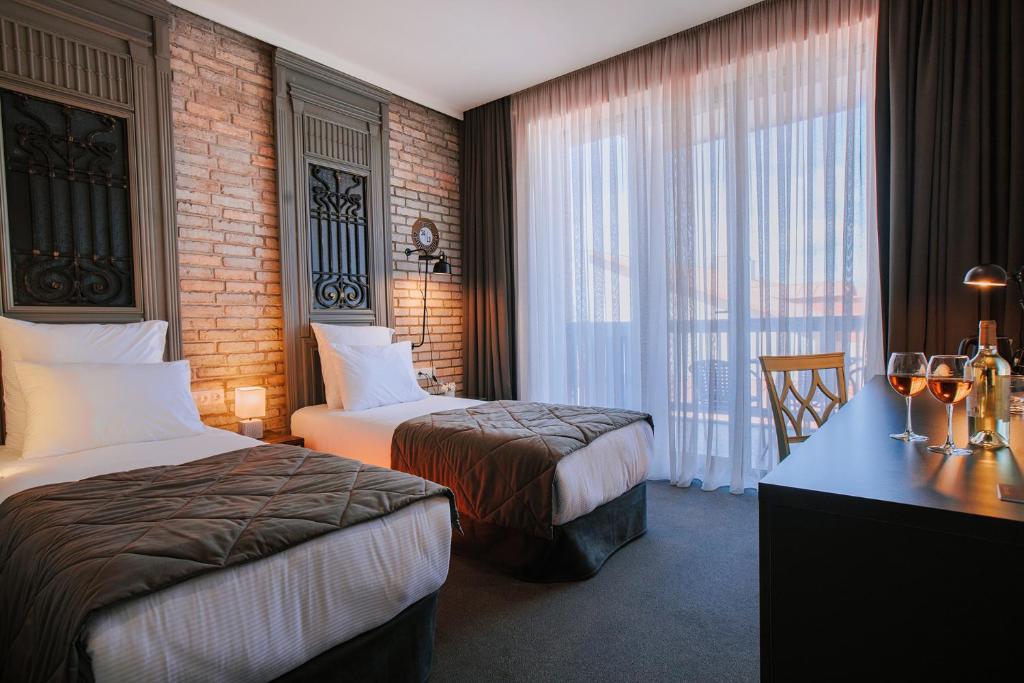 TbiliSee Hotel - Family Room With Balcony