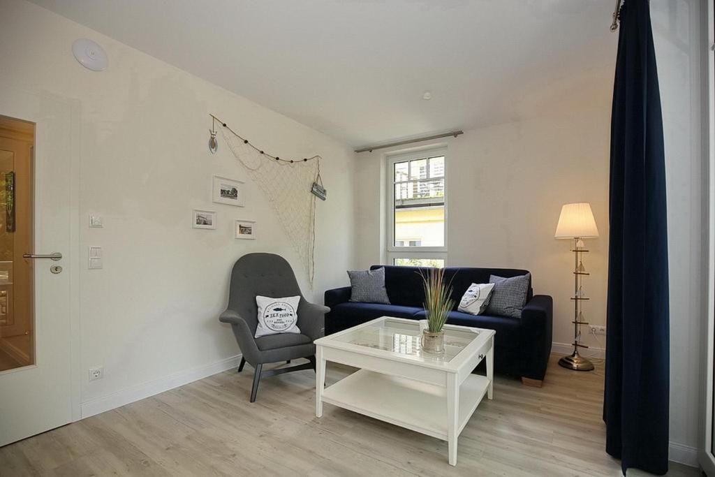 un soggiorno con divano e tavolo di Strandvilla Scholle - Makrele Wohnung 04 a Boltenhagen